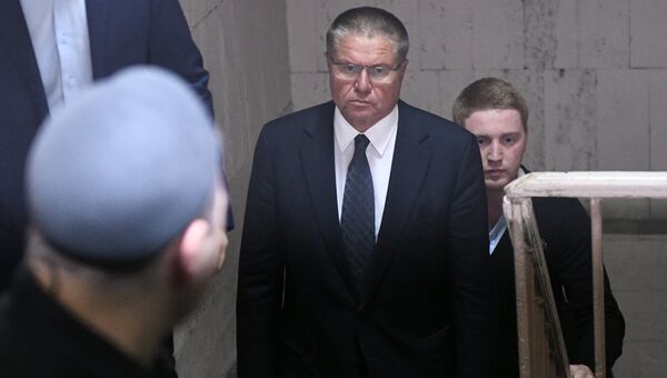 Министр экономического развития РФ Алексей Улюкаев в здании Басманного суда города Москвы Министр экономического развития РФ Алексей Улюкаев в здании Басманного суда города Москвы