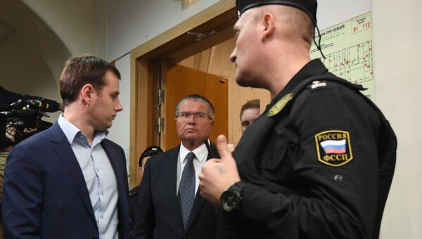 Министр экономического развития РФ Алексей Улюкаев в здании Басманного суда города Москвы Министр экономического развития РФ Алексей Улюкаев в здании Басманного суда города Москвы