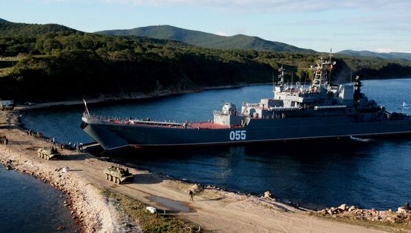 Большой десантный корабль Адмирал Невельской во время погрузки боевой техники и личного состава бригады морской пехоты Тихоокеанского флота Большой десантный корабль Адмирал Невельской во время погрузки боевой техники и личного состава бригады морской пехоты Тихоокеанского флота