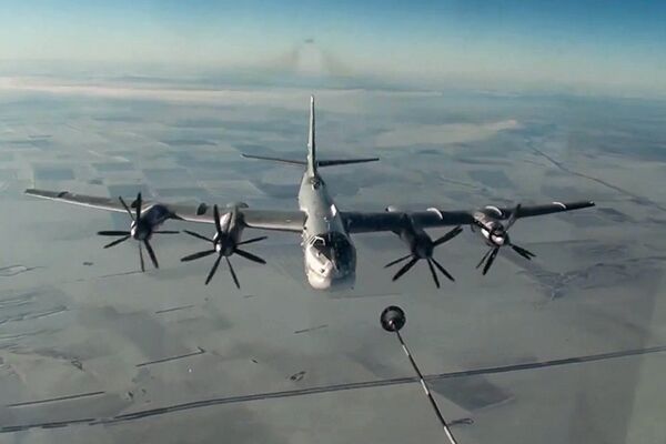 Стратегический бомбардировщик-ракетоносец Ту-95МС ВКС РФ во время полета для нанесения авиаудара по объектам террористов в Сирии. 17 ноября 2016 Стратегический бомбардировщик-ракетоносец Ту-95МС ВКС РФ во время полета для нанесения авиаудара по объектам террористов в Сирии. 17 ноября 2016