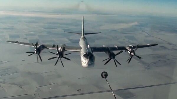 Стратегический бомбардировщик-ракетоносец Ту-95МС ВКС РФ во время полета для нанесения авиаудара по объектам террористов в Сирии. 17 ноября 2016 Стратегический бомбардировщик-ракетоносец Ту-95МС ВКС РФ во время полета для нанесения авиаудара по объектам террористов в Сирии. 17 ноября 2016