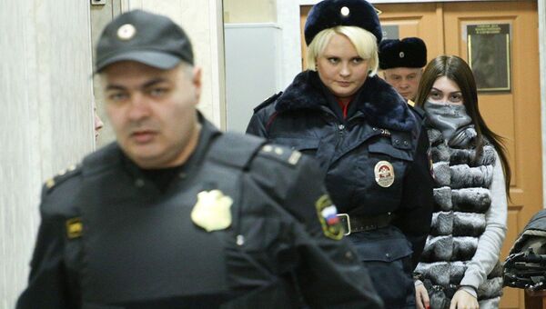 Участница гонки с полицией на машине сына замглавы Лукойла Мара Багдасарян в Савеловском суде Москвы. 18 ноября 2016 Участница гонки с полицией на машине сына замглавы Лукойла Мара Багдасарян в Савеловском суде Москвы. 18 ноября 2016
