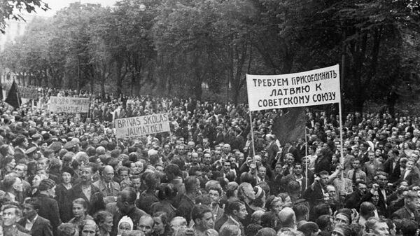 Демонстрация трудящихся города Риги, требующих присоединения Латвии к СССР. 1940 год Демонстрация трудящихся города Риги, требующих присоединения Латвии к СССР. 1940 год