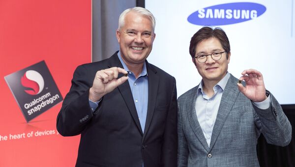 Кит Крессин и Бен Сах представляют 10-нанометровый процессор Snapdragon 835 на Snapdragon Technology Summit в Нью-Йорке Кит Крессин и Бен Сах представляют 10-нанометровый процессор Snapdragon 835 на Snapdragon Technology Summit в Нью-Йорке