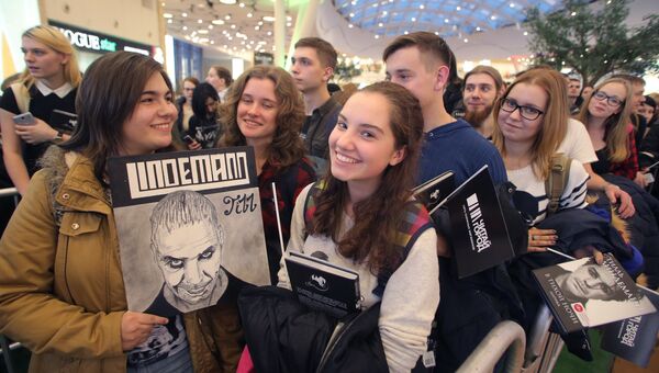 Презентация книги солиста группы Rammstein Тилля Линдеманна В тихой ночи. Лирика в торговом центре Колумбус в Москве Презентация книги солиста группы Rammstein Тилля Линдеманна В тихой ночи. Лирика в торговом центре Колумбус в Москве