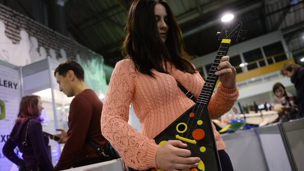 Балалайка, напечатанная на 3d-принтере, на выставке 3D Print Expo 2016 Балалайка, напечатанная на 3d-принтере, на выставке 3D Print Expo 2016