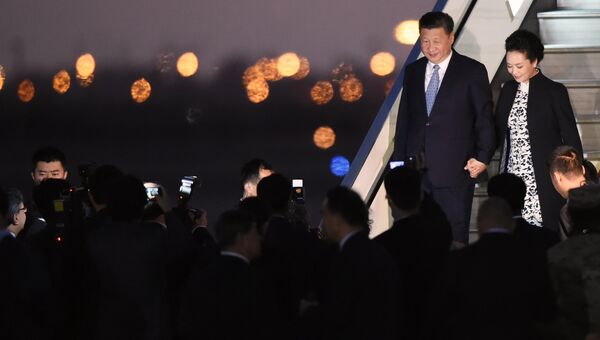 Председатель КНР Си Цзиньпин с супругой в аэропорту города Лима Председатель КНР Си Цзиньпин с супругой в аэропорту города Лима