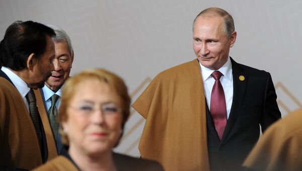 Президент РФ Владимир Путин принимает участие в традиционной церемонии совместного фотографирования в национальной перуанской накидке на саммите АТЭС в Перу Президент РФ Владимир Путин принимает участие в традиционной церемонии совместного фотографирования в национальной перуанской накидке на саммите АТЭС в Перу