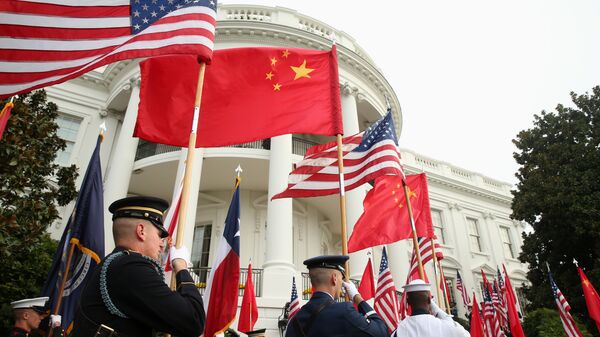 Почетный караул у Белого дома в Вашингтоне с флагами США и Китая Почетный караул у Белого дома в Вашингтоне с флагами США и Китая