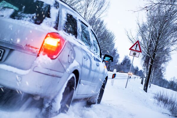 Автомобиль на зимней дороге Автомобиль на зимней дороге