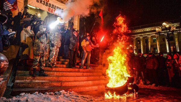 Участники акции, посвященной годовщине начала событий на Майдане, жгут файеры и автомобильные покрышки в Киеве Участники акции, посвященной годовщине начала событий на Майдане, жгут файеры и автомобильные покрышки в Киеве
