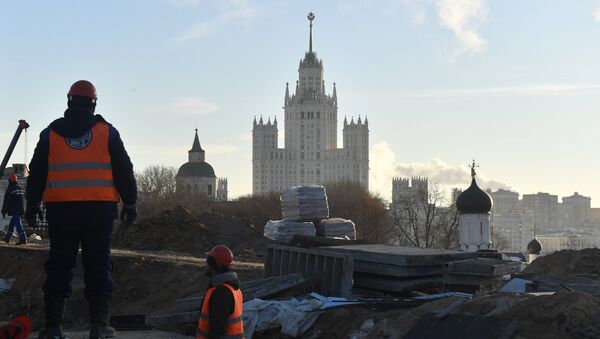 Рабочие на строительстве парка Зарядье в Москве Рабочие на строительстве парка Зарядье в Москве