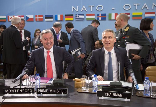 Премьер-министр Черногории Мило Джуканович и генеральный секретарь НАТО Йенс Столтенберг в Брюсселе. 19 мая 2016 года Премьер-министр Черногории Мило Джуканович и генеральный секретарь НАТО Йенс Столтенберг в Брюсселе. 19 мая 2016 года
