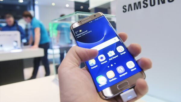 Смартфон Samsung. Архивное фото Смартфон Samsung. Архивное фото