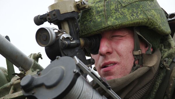 Военнослужащий ПВО РФ во время учений войск Южного военного округа. Архивное фото Военнослужащий ПВО РФ во время учений войск Южного военного округа. Архивное фото