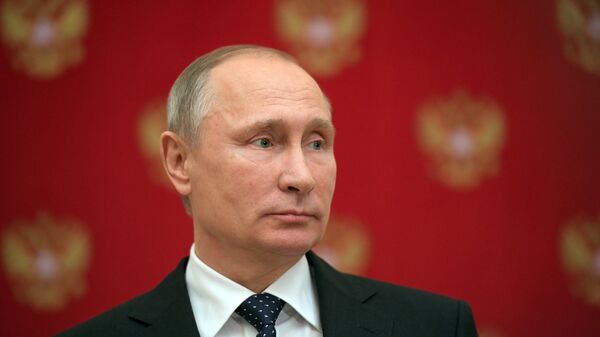 Президент РФ Владимир Путин во время подхода к прессе в Кремле. 23 ноября 2016 Президент РФ Владимир Путин во время подхода к прессе в Кремле. 23 ноября 2016