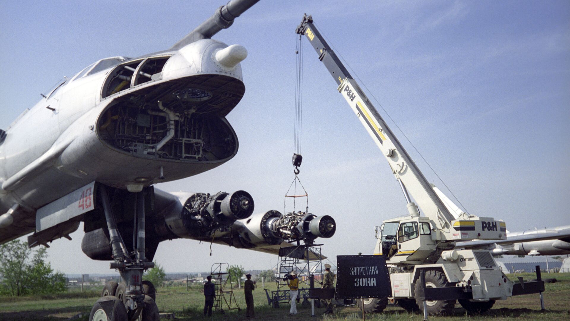 Самолет Ту-95 со снятым оборудованием Самолет Ту-95 со снятым оборудованием - РИА Новости, 1920, 15.09.2020