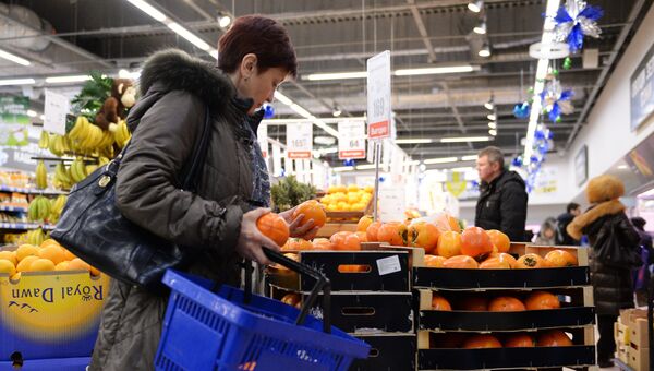 Посетители одного из магазинов. Архивное фото Посетители одного из магазинов. Архивное фото