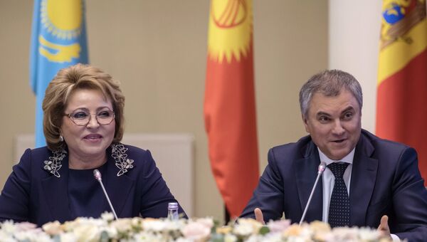 Председатель Совета Федерации РФ Валентина Матвиенко и председатель Государственной Думы РФ Вячеслав Володин на заседании Совета Межпарламентской ассамблеи государств - участников СНГ в Санкт-Петербурге Председатель Совета Федерации РФ Валентина Матвиенко и председатель Государственной Думы РФ Вячеслав Володин на заседании Совета Межпарламентской ассамблеи государств - участников СНГ в Санкт-Петербурге
