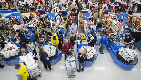 Покупатели в магазине Walmart во время распродажи в Черную пятницу в Бентонвилле, США Покупатели в магазине Walmart во время распродажи в Черную пятницу в Бентонвилле, США