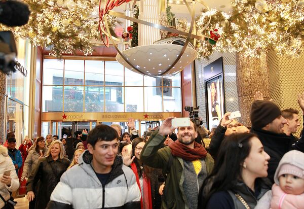 Покупатели в универмаге Macy's во время распродажи в Черную пятницу в Нью-Йорке, США Покупатели в универмаге Macy's во время распродажи в Черную пятницу в Нью-Йорке, США