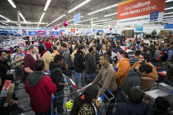 Покупатели в магазине Walmart во время распродажи в Черную пятницу в Бентонвилле, США Покупатели в магазине Walmart во время распродажи в Черную пятницу в Бентонвилле, США