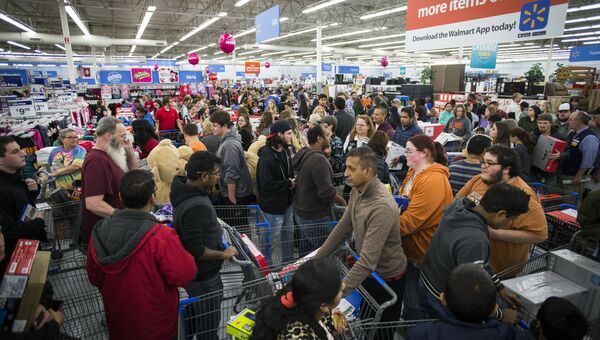 Покупатели в магазине Walmart во время распродажи в Черную пятницу в Бентонвилле, США Покупатели в магазине Walmart во время распродажи в Черную пятницу в Бентонвилле, США
