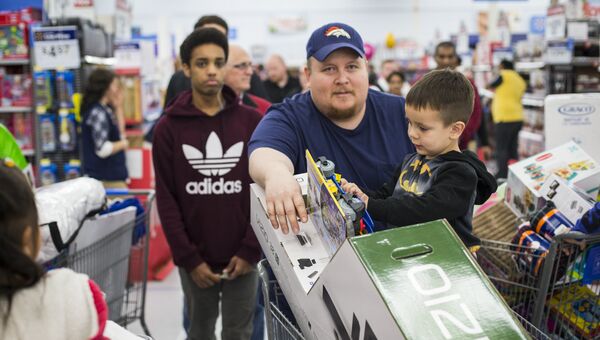 Покупатели в магазине Walmart во время распродажи в Черную пятницу в Бентонвилле, США Покупатели в магазине Walmart во время распродажи в Черную пятницу в Бентонвилле, США