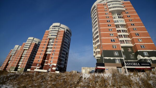 Жилые дома на верхней набережной реки Ангара в городе Иркутск. Архивное фото Жилые дома на верхней набережной реки Ангара в городе Иркутск. Архивное фото