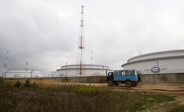 Вид на емкости для хранения нефти нефтепровода Дружба неподалеку от города Мозырь Гомельской области Вид на емкости для хранения нефти нефтепровода Дружба неподалеку от города Мозырь Гомельской области