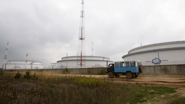 Вид на емкости для хранения нефти нефтепровода Дружба неподалеку от города Мозырь Гомельской области Вид на емкости для хранения нефти нефтепровода Дружба неподалеку от города Мозырь Гомельской области