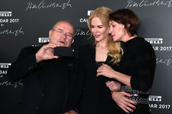Немецкий фэшн-фотограф Петер Линдберг и американские актрисы Николь Кидман и Ума Турман на презентации календаря Pirelli 2017 Немецкий фэшн-фотограф Петер Линдберг и американские актрисы Николь Кидман и Ума Турман на презентации календаря Pirelli 2017