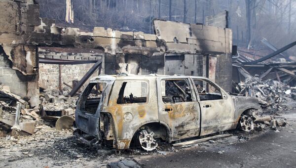 Сгоревшие в результате лесных пожаров автомобиль и дом в штате Теннесси. Архивное фото Сгоревшие в результате лесных пожаров автомобиль и дом в штате Теннесси. Архивное фото