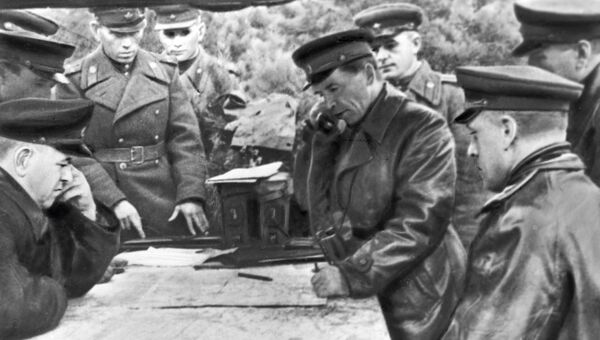 Георгий Жуков, Павел Батов, Константин Рокоссовский обсуждают план военной операции Георгий Жуков, Павел Батов, Константин Рокоссовский обсуждают план военной операции