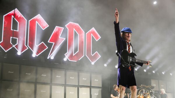    AC / DC  Coachella Music and Arts Festival. , 17 
2015