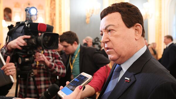 Первый заместитель председателя комитета Госдумы РФ по культуре, певец Иосиф Кобзон общается с журналистами перед началом ежегодного послания президента РФ Владимира Путина Федеральному Собранию в Кремле Первый заместитель председателя комитета Госдумы РФ по культуре, певец Иосиф Кобзон общается с журналистами перед началом ежегодного послания президента РФ Владимира Путина Федеральному Собранию в Кремле