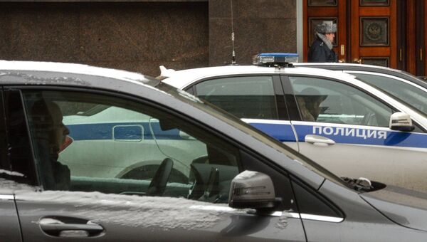 Полицейский автомобиль на одной из улиц Москвы. Архивное фото Полицейский автомобиль на одной из улиц Москвы. Архивное фото