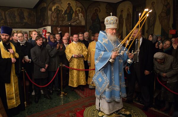 Патриарх Московский и всея Руси Кирилл во время утрени всенощного бдения в парижском храме Трех святителей, проходящей в рамках его визита во Францию Патриарх Московский и всея Руси Кирилл во время утрени всенощного бдения в парижском храме Трех святителей, проходящей в рамках его визита во Францию