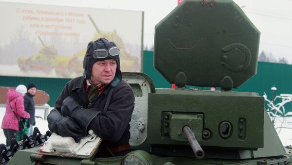 Участник военно-исторического фестиваля Главный рубеж, посвященного 75-летию битвы под Москвой, в музейно-мемориальном комплексе История танка Т-34 в Московской области Участник военно-исторического фестиваля Главный рубеж, посвященного 75-летию битвы под Москвой, в музейно-мемориальном комплексе История танка Т-34 в Московской области
