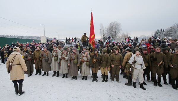 Участники и зрители военно-исторического фестиваля Главный рубеж, посвященного 75-летию битвы под Москвой, в музейно-мемориальном комплексе История танка Т-34 в Московской области Участники и зрители военно-исторического фестиваля Главный рубеж, посвященного 75-летию битвы под Москвой, в музейно-мемориальном комплексе История танка Т-34 в Московской области
