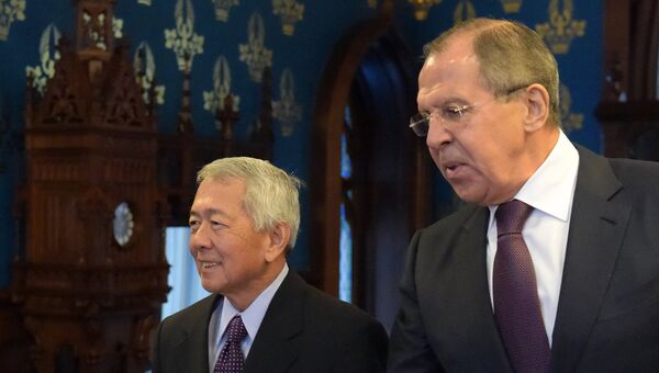 Министр иностранных дел РФ Сергей Лавров и министр иностранных дел Республики Филиппины Перфекто Ясай во время встречи в Москве. 5 декабря 2016 Министр иностранных дел РФ Сергей Лавров и министр иностранных дел Республики Филиппины Перфекто Ясай во время встречи в Москве. 5 декабря 2016