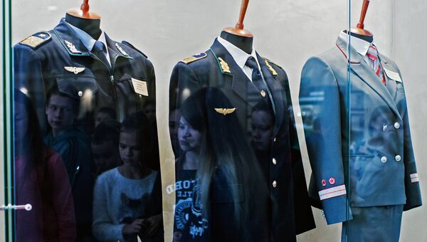 Форма железнодорожного служащего, представленная в экспозиции музея на железнодорожном вокзале Омск-Пассажирский в Омске Форма железнодорожного служащего, представленная в экспозиции музея на железнодорожном вокзале Омск-Пассажирский в Омске
