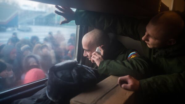 Новобранцы, призванные для прохождения службы в рядах вооруженных сил РФ, прощаются с родными и близкими на станции Омск-Пассажирский в Омске Новобранцы, призванные для прохождения службы в рядах вооруженных сил РФ, прощаются с родными и близкими на станции Омск-Пассажирский в Омске