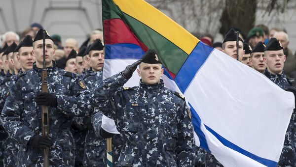 Литовские военнослужащие во время празднования Дня Вооруженных сил в Вильнюсе Литовские военнослужащие во время празднования Дня Вооруженных сил в Вильнюсе