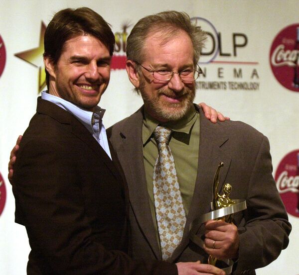 Актер Том Круз и режиссер Стивен Спилберг на премии ShoWest Gala, 7 марта 2002 Актер Том Круз и режиссер Стивен Спилберг на премии ShoWest Gala, 7 марта 2002
