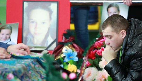 Родные и близкие на церемонии прощания с детьми, погибшими в ДТП на трассе Тюмень - Ханты-Мансийск 4 декабря, в Центре физической культуры и спорта Жемчужина Югры Родные и близкие на церемонии прощания с детьми, погибшими в ДТП на трассе Тюмень - Ханты-Мансийск 4 декабря, в Центре физической культуры и спорта Жемчужина Югры