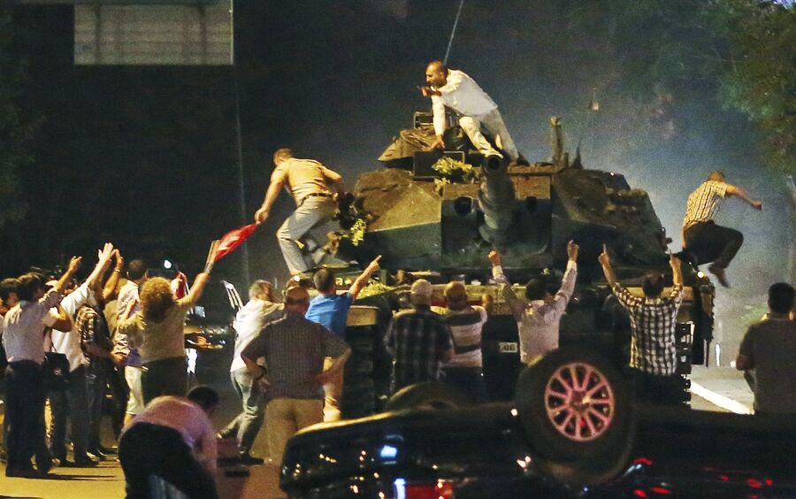 Танк на улице Анкары во время июльских протестов в Турции. 16 июля 2016 года Танк на улице Анкары во время июльских протестов в Турции. 16 июля 2016 года