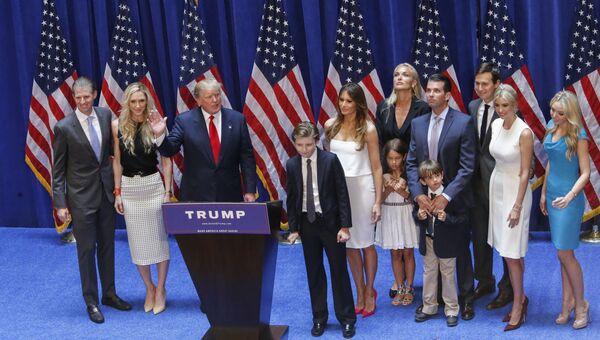Дональд Трамп со своей семьей Дональд Трамп со своей семьей