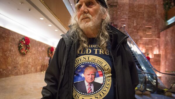 Сторонник Дональда Трампа в холле башни Трампа Сторонник Дональда Трампа в холле башни Трампа