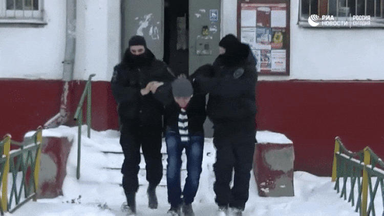 Подозреваемых в экстремизме задержали в Москве и Подмосковье. Кадры операции Подозреваемых в экстремизме задержали в Москве и Подмосковье. Кадры операции